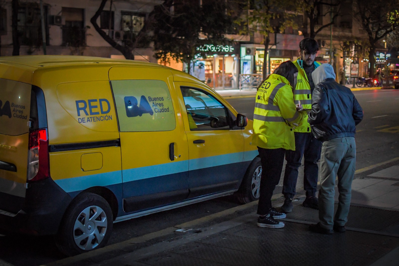 Más de 600 personas trabajan cada noche para asistir a los sin techo