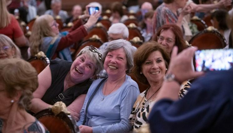 La Ciudad realizó una noche especial en homenaje a las personas mayores en el Teatro Colón