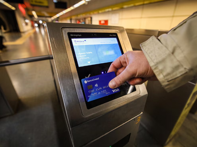 Ya funciona la nueva modalidad de pago en el subte con tarjeta y celular en cinco estaciones porteñas  