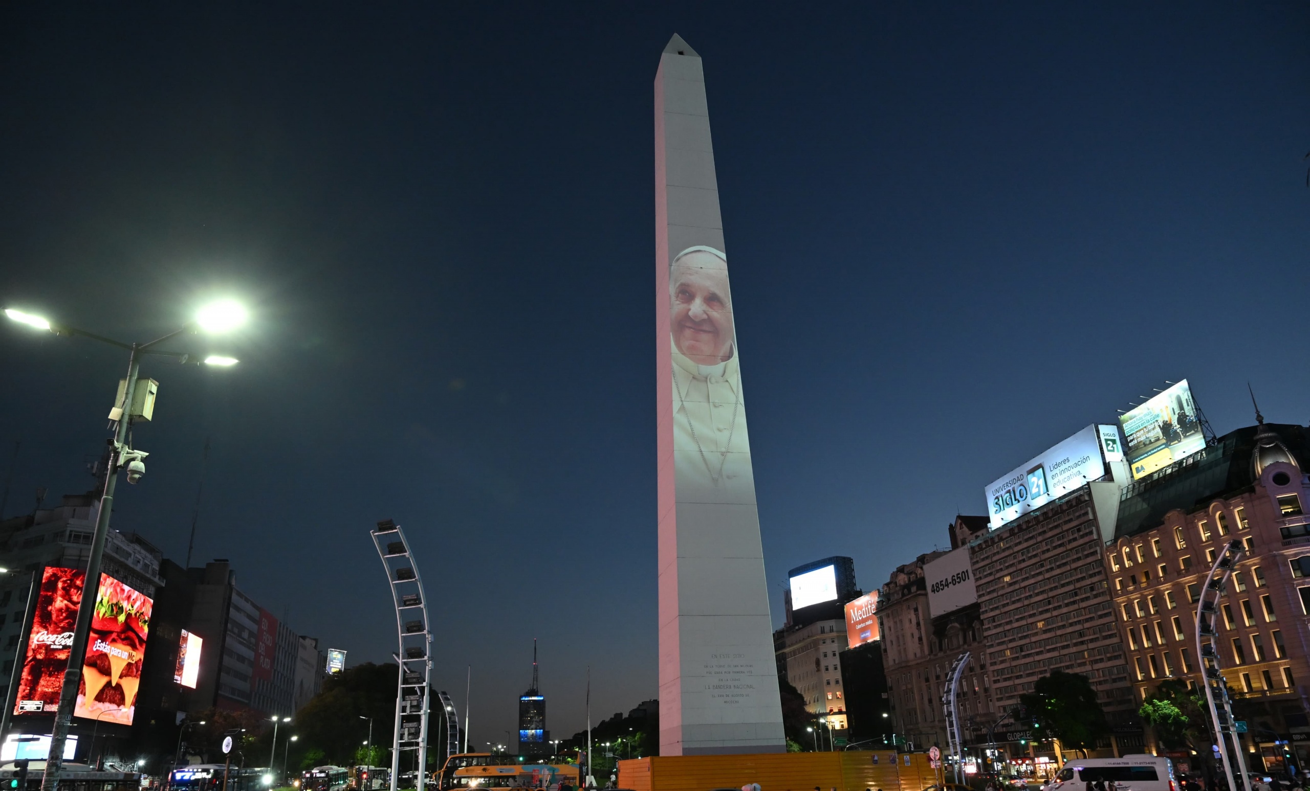 La Ciudad iluminó el Obelisco en apoyo al Papa Francisco y en homenaje a la familia Bibas