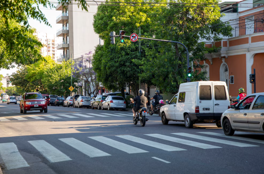 Eliminan 43 giros a la izquierda para mejorar el tránsito en la Ciudad  